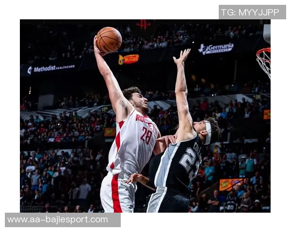 克拉克斯顿上半场表现惊艳7投5中砍下11分8篮板外线命中率完美