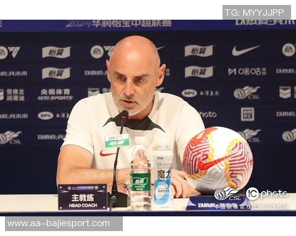 海港新闻官分享球队全家福穆斯卡特居中六名外援齐聚一堂